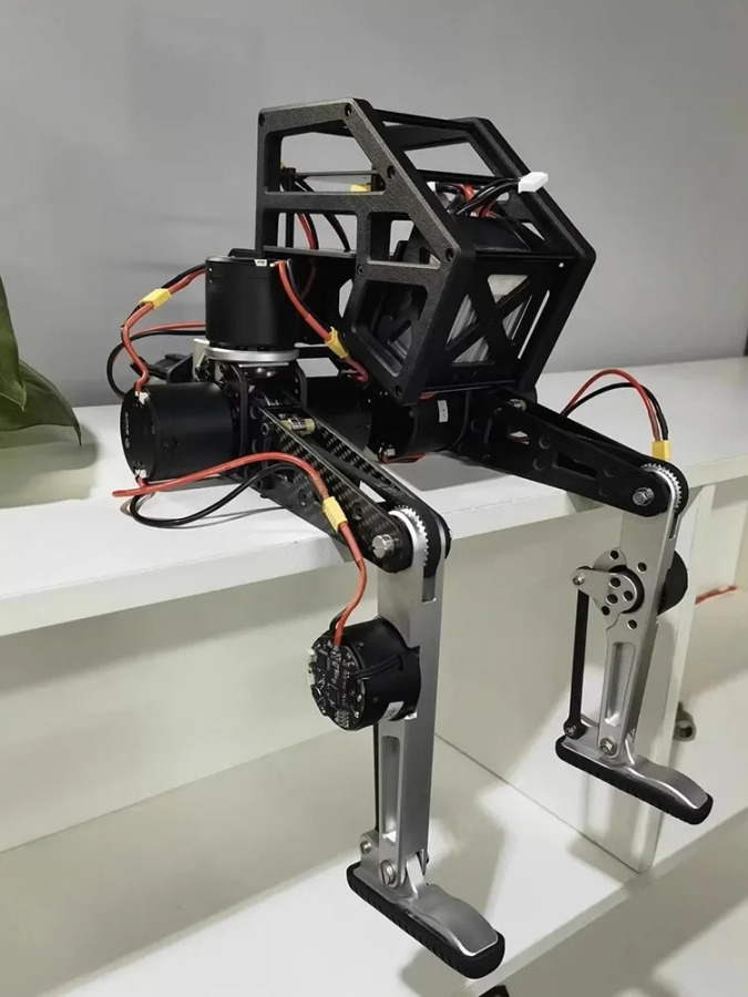 ROS asosiy boshqaruv panelisiz biomimetik binopod gumanoid aqlli vertikal robotning kirish darajasidagi robotining ikkilamchi rivojlanishi.