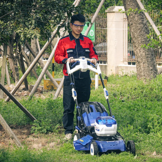 robot avtomatik ravishda rezina yo‘l bo‘ylab harakatlanadi va radio orqali boshqariladigan elektr robotli maysa o‘roq mashinasi nol burilish funksiyasi va o‘t ushlagichga ega.