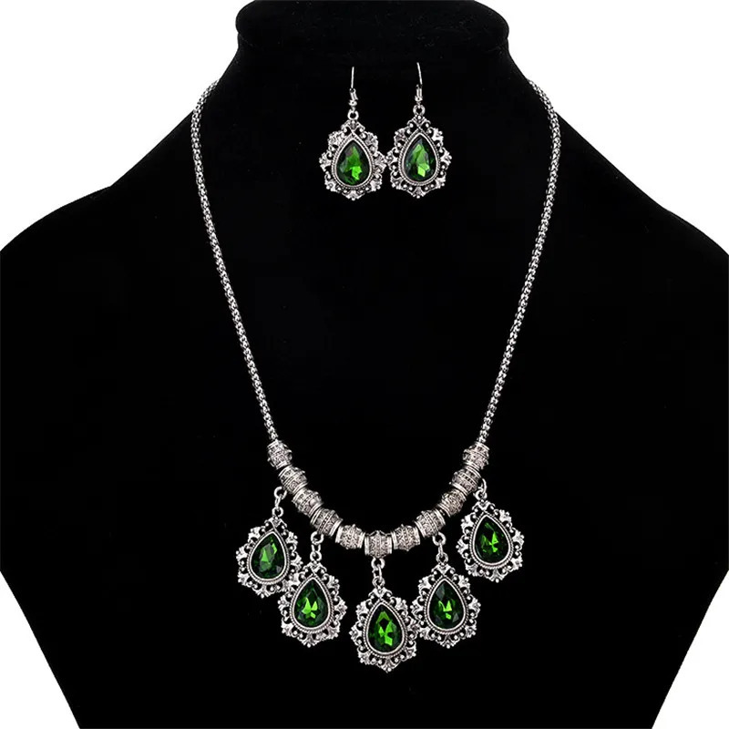 Ayollar uchun moda zargarlik buyumlari: hashamatli aksessuarlar, oqlangan suv tomchilari zargarlik buyumlari to'plami, choker marjonlarni va sirg'alar.