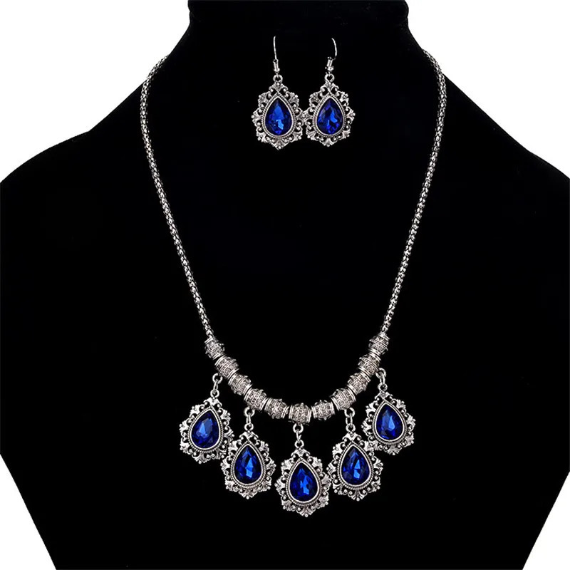 Ayollar uchun moda zargarlik buyumlari: hashamatli aksessuarlar, oqlangan suv tomchilari zargarlik buyumlari to'plami, choker marjonlarni va sirg'alar.