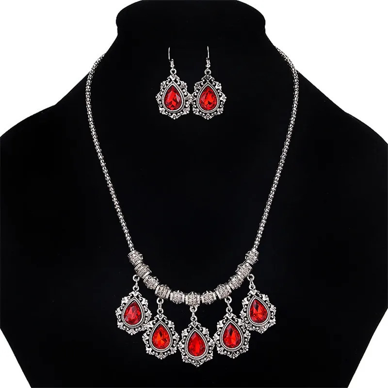 Ayollar uchun moda zargarlik buyumlari: hashamatli aksessuarlar, oqlangan suv tomchilari zargarlik buyumlari to'plami, choker marjonlarni va sirg'alar.