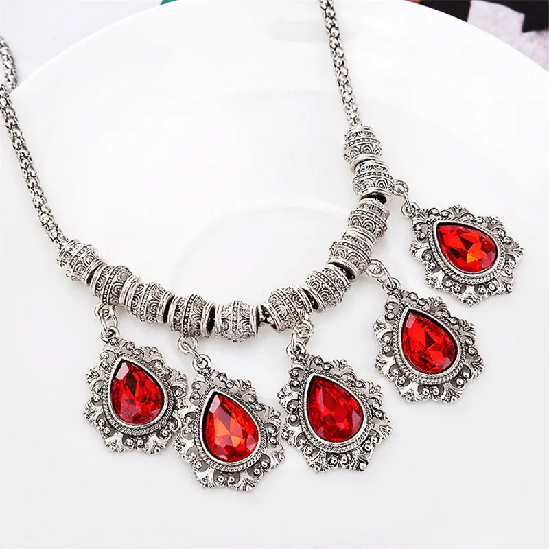 Ayollar uchun moda zargarlik buyumlari: hashamatli aksessuarlar, oqlangan suv tomchilari zargarlik buyumlari to'plami, choker marjonlarni va sirg'alar.