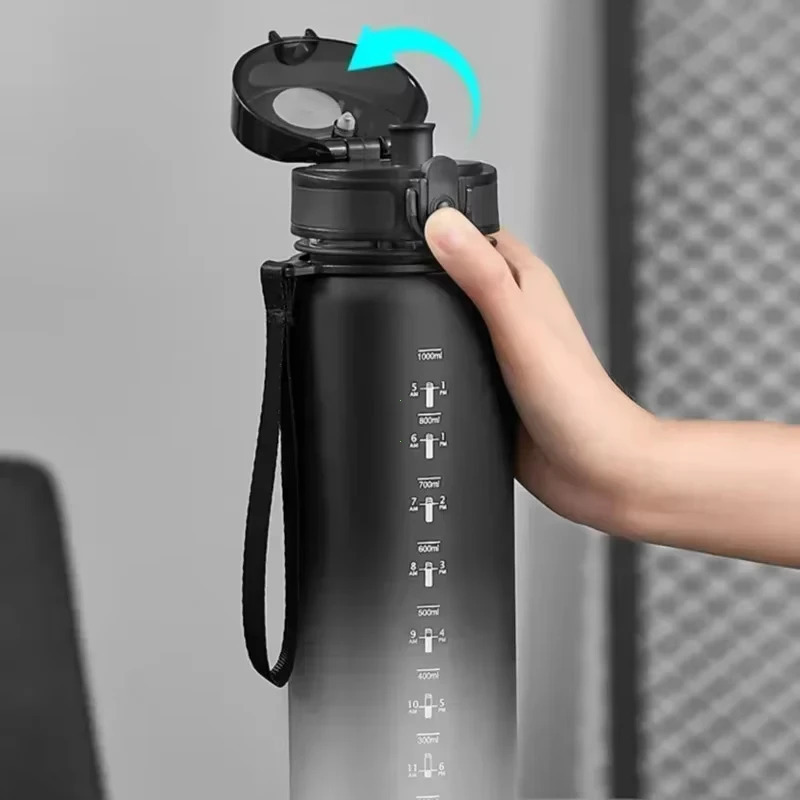 Erkaklar va ayollar uchun 1L katta hajmli sport suv shishasi Yozgi ko'chma plastik shisha sayohat uchun ochiq havoda fitnes ichimliklar