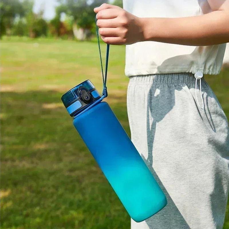 Erkaklar va ayollar uchun 1L katta hajmli sport suv shishasi Yozgi ko'chma plastik shisha sayohat uchun ochiq havoda fitnes ichimliklar