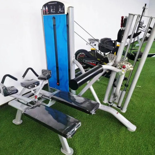 Professional gimnastika jihozlari, bodibilding sport anjomlari, barchasi bitta gimnastika zalida fitnes, o'tirgan elkali press mashinalari
