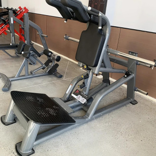 Professional gimnastika jihozlari, bodibilding sport anjomlari, barchasi bitta gimnastika zalida fitnes, o'tirgan elkali press mashinalari