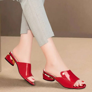 Ayollar poyafzallari Moda qizil seksi ayollar shippaklari Yumshoq charm ayollar uchun qulay sandallar Qizlar uchun mos Pantuflas Mujer