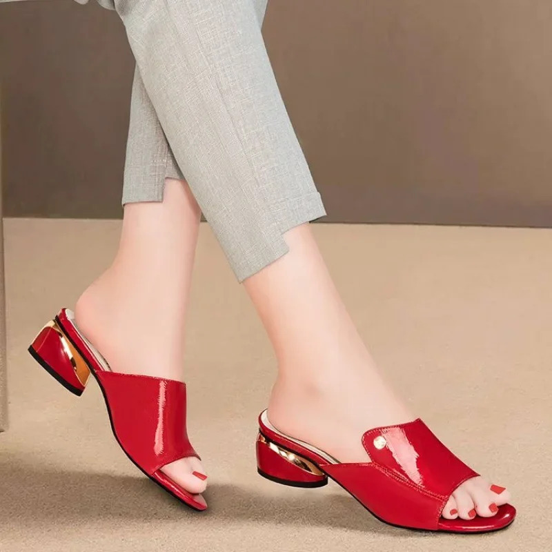 Ayollar poyafzallari Moda qizil seksi ayollar shippaklari Yumshoq charm ayollar uchun qulay sandallar Qizlar uchun mos Pantuflas Mujer