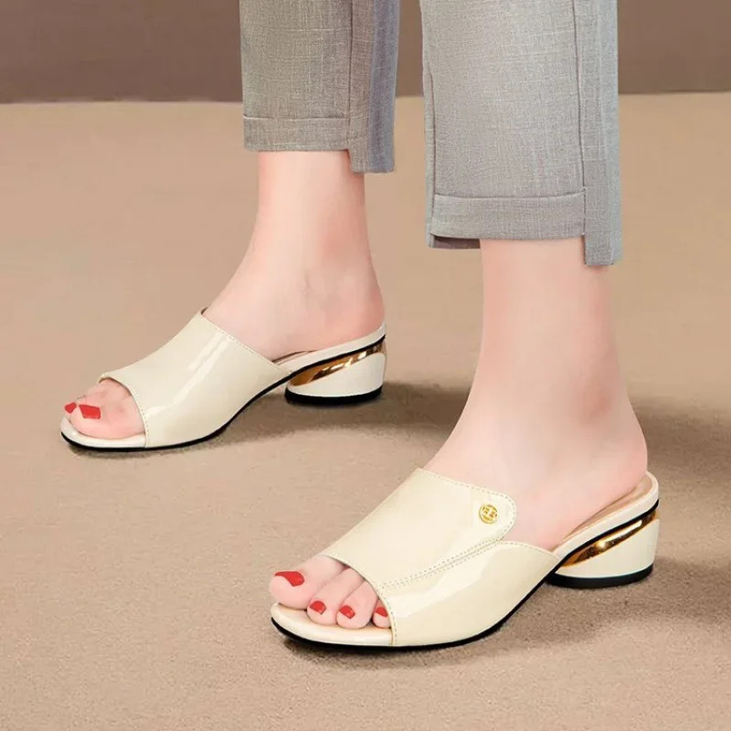 Ayollar poyafzallari Moda qizil seksi ayollar shippaklari Yumshoq charm ayollar uchun qulay sandallar Qizlar uchun mos Pantuflas Mujer