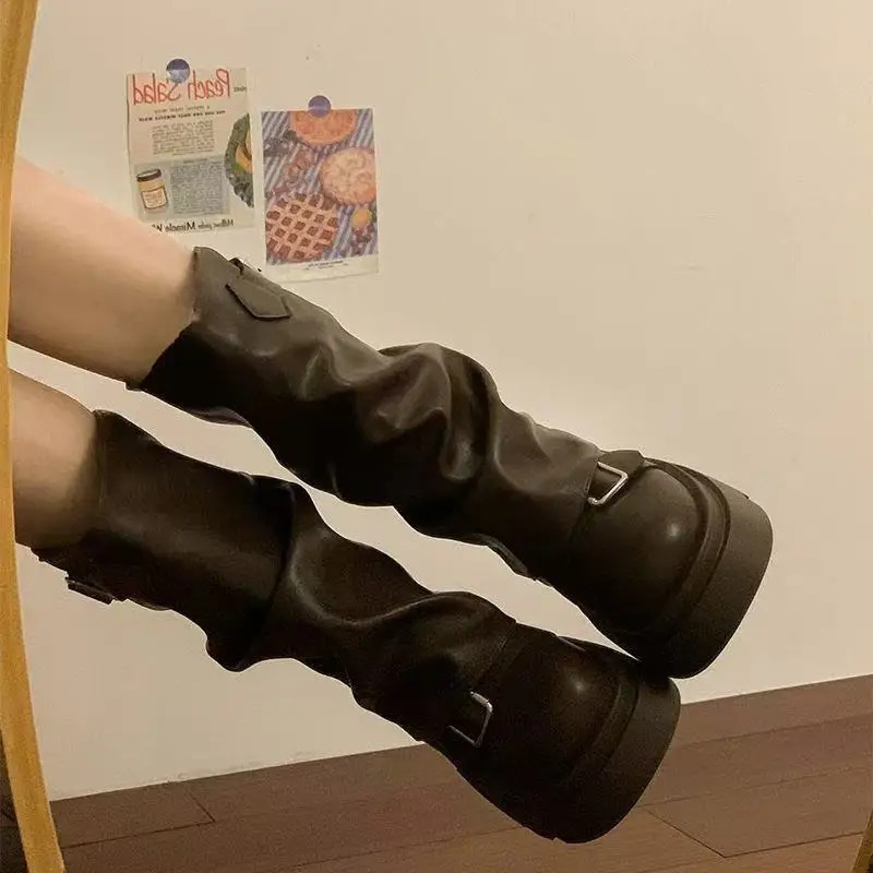 O'rta buzoqgacha ayollar poyabzali. Ayollar uchun platformali etiklar. Zamonaviy botinkalar. To'rtburchak to'piqli, kamar bog'ichli va yon fermuarli ayollar tuflisi.