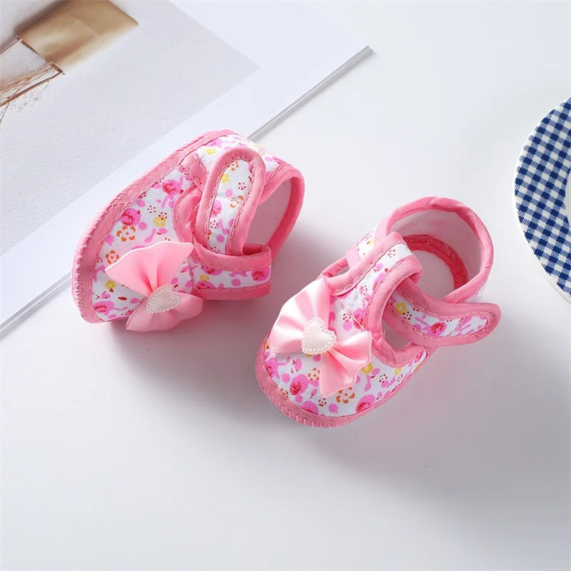 0 dan 18 oygacha bo'lgan qizlar uchun toymas poyafzal Yumshoq taglikli kamon gulli bosma yopiq ochiq birinchi qadam poyafzallari