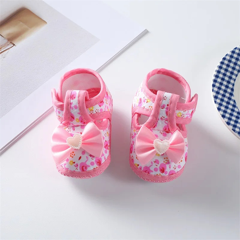0 dan 18 oygacha bo'lgan qizlar uchun toymas poyafzal Yumshoq taglikli kamon gulli bosma yopiq ochiq birinchi qadam poyafzallari