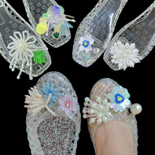 Poyafzal aksessuarlari To'qmoqli marjonlar Yaltiroq gulli poyabzal tokalari Taqinchoqlar Kristalli plastik shippak kliplari Ajoyib poyafzal bezaklari