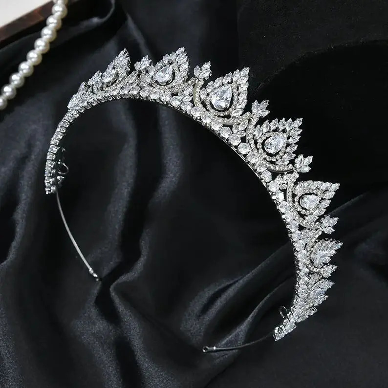 To'y soch aksessuarlari Tiaras tojlari Zirkon kristalli tasmalari Kelin ayollar uchun rang-barang balo bosh kiyimi To'y taqinchoqlari