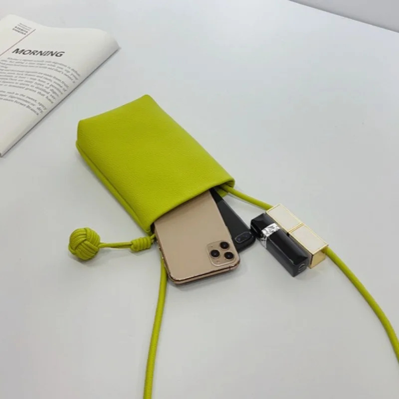 Ayollar sumkalari Ayollar uchun PU teri elkama-sumkalari hashamatli katta hajmli qattiq qopqoqli o'zaro faoliyat sumkalar ayollar uchun portativ telefon hamyoni