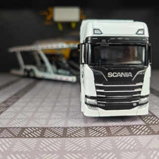 Ikki qavatli, qotishma, ochiladigan eshiklari va tortiladigan platformali Scania avtomobilining 1:50 miqyosdagi nusxasi.