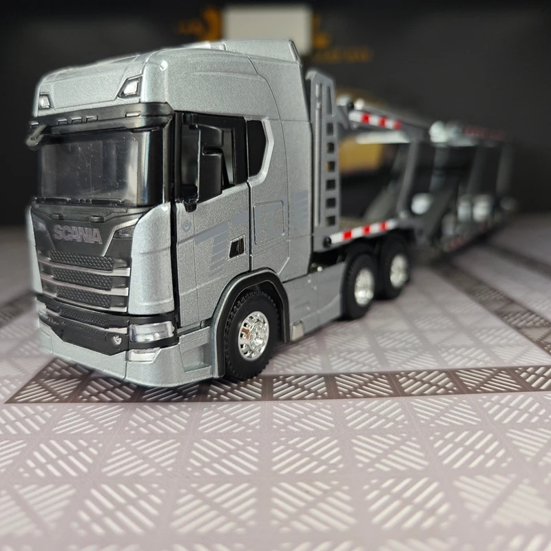 Ikki qavatli, qotishma, ochiladigan eshiklari va tortiladigan platformali Scania avtomobilining 1:50 miqyosdagi nusxasi.