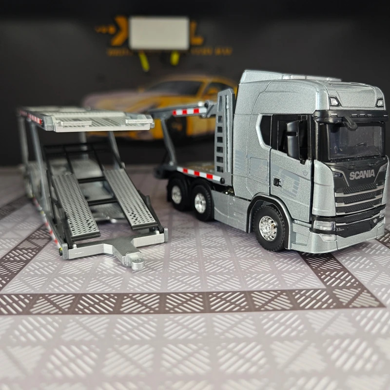 Ikki qavatli, qotishma, ochiladigan eshiklari va tortiladigan platformali Scania avtomobilining 1:50 miqyosdagi nusxasi.