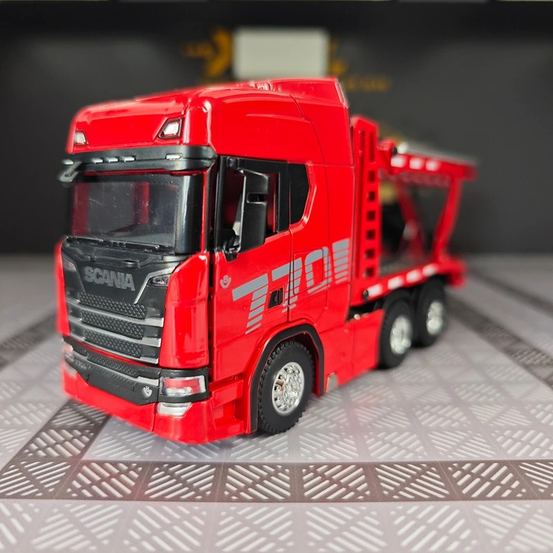 Ikki qavatli, qotishma, ochiladigan eshiklari va tortiladigan platformali Scania avtomobilining 1:50 miqyosdagi nusxasi.
