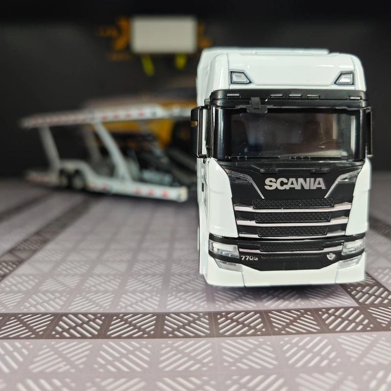 Ikki qavatli, qotishma, ochiladigan eshiklari va tortiladigan platformali Scania avtomobilining 1:50 miqyosdagi nusxasi.