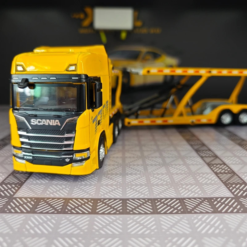 Ikki qavatli, qotishma, ochiladigan eshiklari va tortiladigan platformali Scania avtomobilining 1:50 miqyosdagi nusxasi.