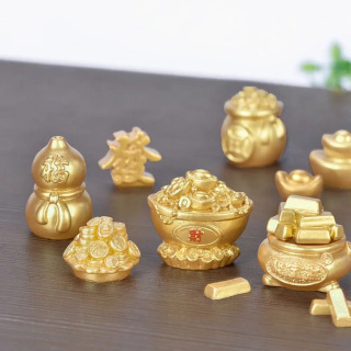 Новогодние украшения для рабочего стола: DIY-фигурки из смолы, талисманы удачи, маленькие декоративные статуэтки для дома