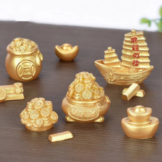 Новогодние украшения для рабочего стола: DIY-фигурки из смолы, талисманы удачи, маленькие декоративные статуэтки для дома