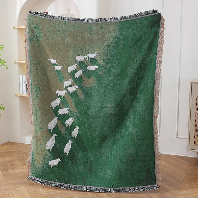 Плед-покрывало Textile City с жаккардовым узором «Овечья стада на зеленой луговой поляне», причудливый, с изображением сельских животных, с бахромой, для дивана