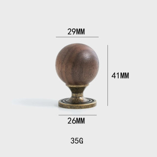 Mebel antiqa yongʻoq yogʻochidan yasalgan boʻlib, qattiq guruch, kichik tutqichlar, shkaf tutqichlari, oshxona tortmalari, bitta teshikli tutqichlar Коричневый