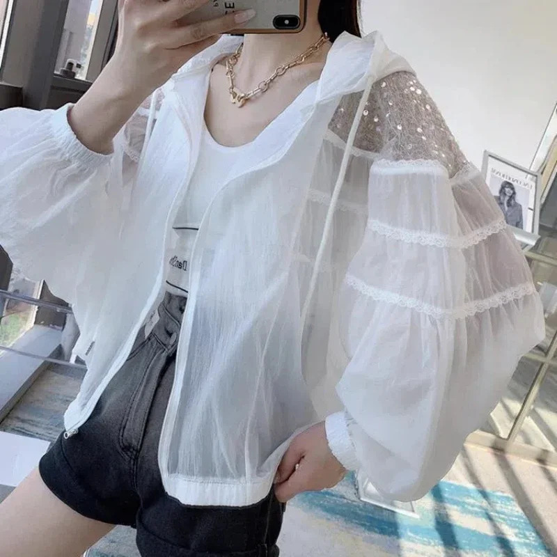 Ayollar uchun uzun yengli qalpoqli ochiq payetli moda yoshlar uchun quyoshdan himoya qiluvchi shamollatuvchi paltolar XQ673