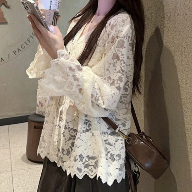 Uzun yengli toʻrli bluzkalar Ayollar kiyimlari Blusas Mujer De Moda Sexsi kesilgan topslar shaffof moda yozgi oq koʻylaklar