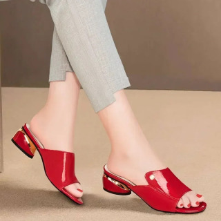 Ayollar sandallari Yumshoq PU teri modasi seksi qulay sandallar Qizil qizlar terliklari