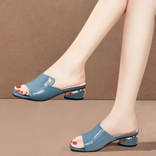 Ayollar sandallari Yumshoq PU teri modasi seksi qulay sandallar Qizil qizlar terliklari