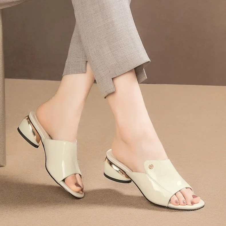 Ayollar sandallari Yumshoq PU teri modasi seksi qulay sandallar Qizil qizlar terliklari
