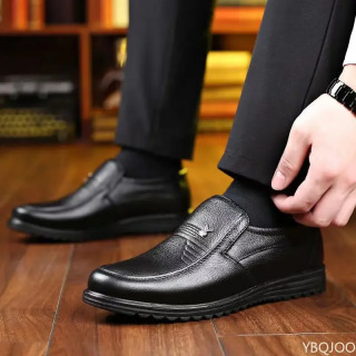Erkaklar moda yumshoq taglik poyafzallari hashamatli rasmiy charm poyafzallar erkaklar nafas oladigan slip on loaferlar qora erkak haydovchi poyafzallari Zapatos Homme